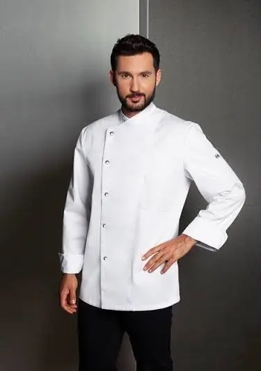 Beyaz aşçı ceketi ve siyah aşçı pantalonu giymiş aşçı
