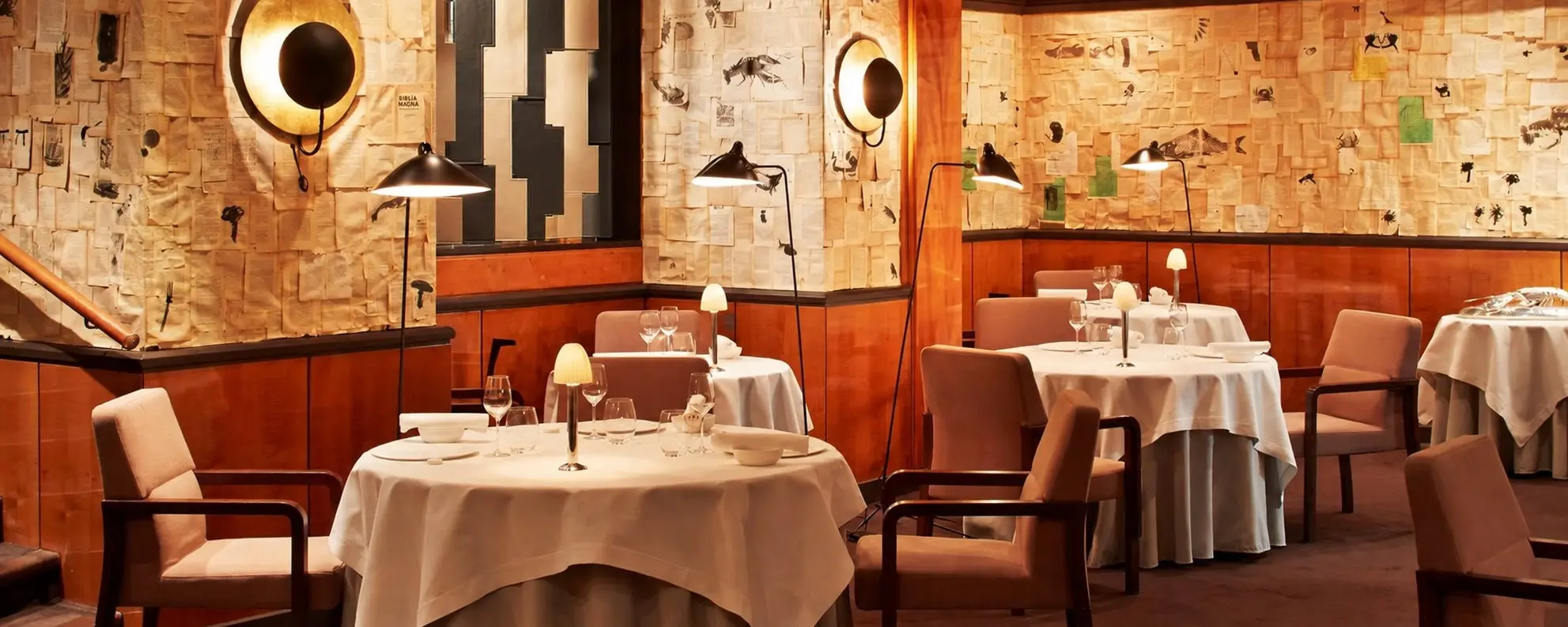 Beyaz masa örtüleriyle hazırlanmış restoran salonu