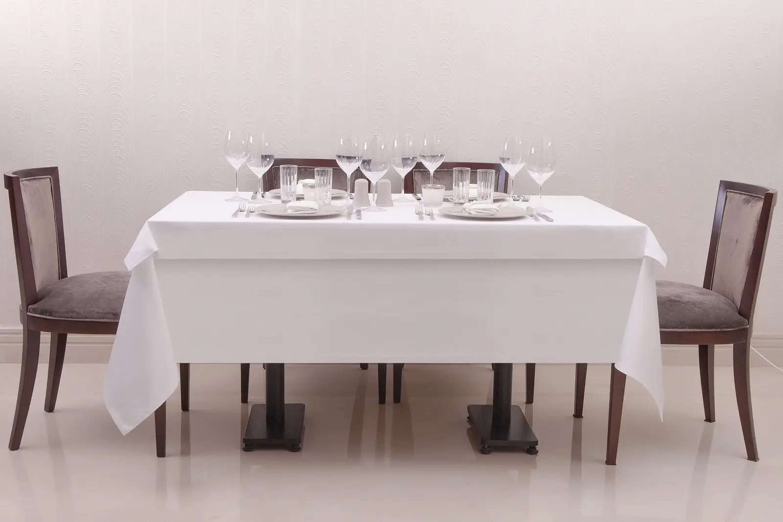 Dört kişilik 140 × 80 cm masada 220 × 160 cm beyaz masa örtüsü ve 100 × 160 cm kapak